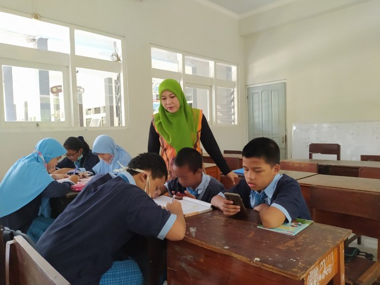 ADAB GURU KEPADA PESERTA DIDIK