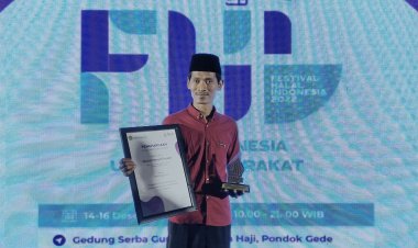 Muhammad Sholeh Raih Penghargaan HALAL Indonesia Awards 2022 dari BPJPH.