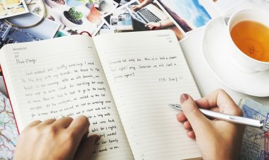 Rangkaian Kata di Atas Kertas Putih
