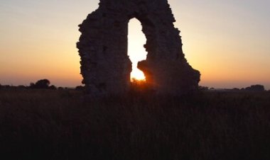 Siluet Cinta di Pintu Senja